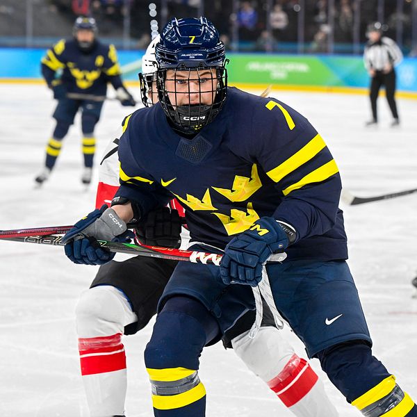 Mira Jungåker i blågult hockeyställ på isen under matchspel