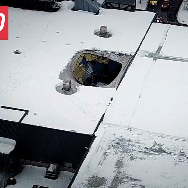 Taket i en sportäffär i Östersund rasade in. Här syns hålet från ovan.