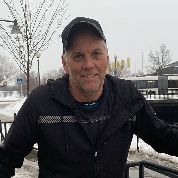 Här kämpar Niklas i Falun mot regnvattnet | SVT Nyheter