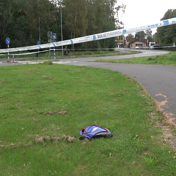 Område avspärrat på Hagaområdet i Jönköping under måndagen. Gräsyta och gångväg där knivskärningen inträffade.