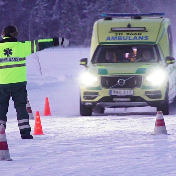 Zandra Kalenius, tränar att köra ambulans på isbana.