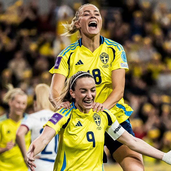 Fridolina Rolfö och Kosvare Asllani firar efter ett mål för Sverige.