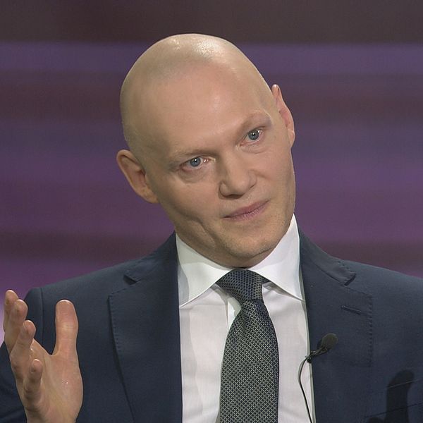 Finansmarknadsminister Niklas Wykman (M) säger i SVT 30 Minuter att diskussionen om regeringens tidsplan för utbyggnaden av kärnkraft är ”överspelad”. Regeringen har sagt att kärnkraft ska börja byggas innan nästa val och Wykman menar att Vattenfall redan påbörjat arbete på marken för att bygga kärnkraft, detta trots att Vattenfall meddelat att inget investeringsbeslut kommer att fattas innan 2029.