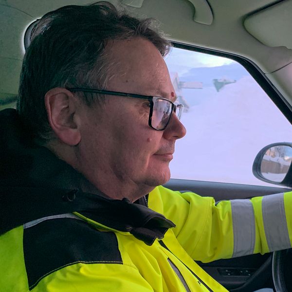Enhetschefen Mats Lidestig i Ludvika sitter i en bil