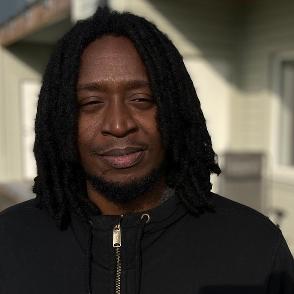 Northvoltanställde Ian Joseph från Trinidad och Tobago står utanför sitt nya hem i Skellefteå