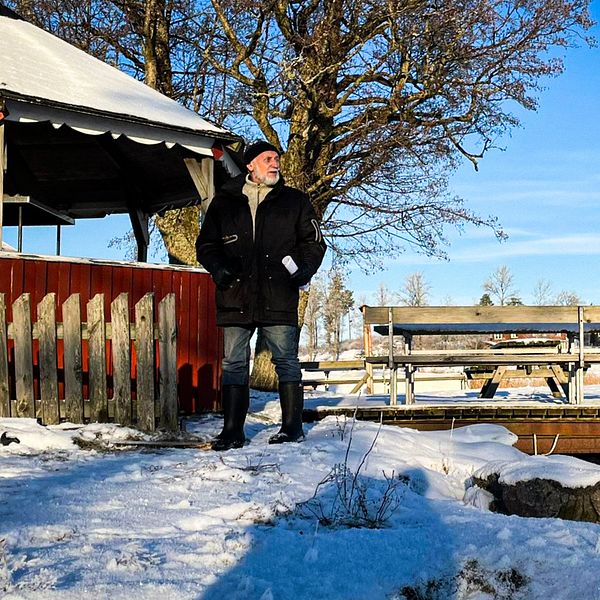 Jan Andersson står längs staketet i Gestad.