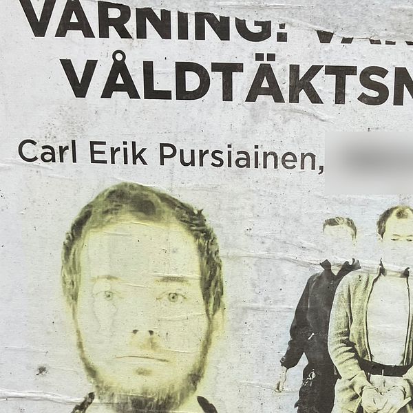 Affisch med varningsmeddelande om våldtäktsman, flera personer står i bakgrunden.