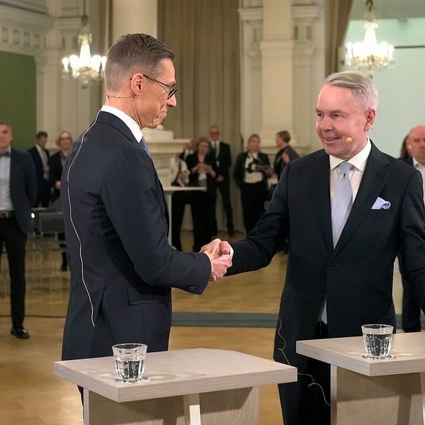 Alexander Stubb skakar hand med Pekka Haavisto