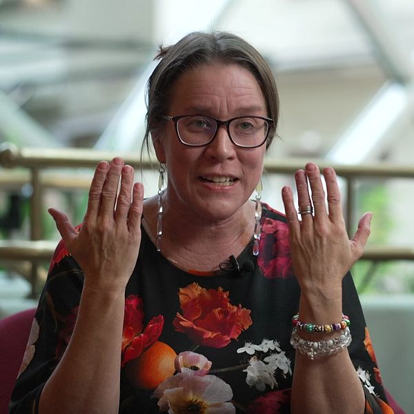 Mediatutkija Maarit Jaakkola visar händerna i en intervju.