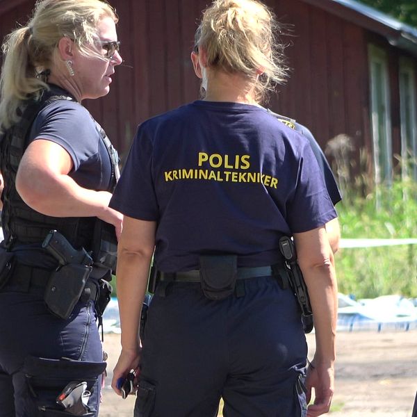 Tre polistekniker står och pratar