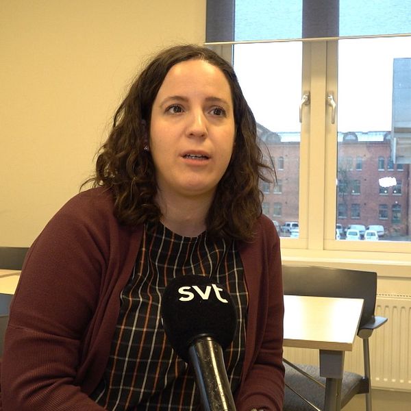en kvinna som pratar