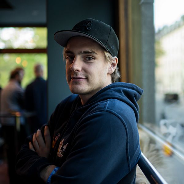 NHL-laget Anaheims svenska stjärna Leo Carlsson spelar hockey-VM för Tre Kronor.
