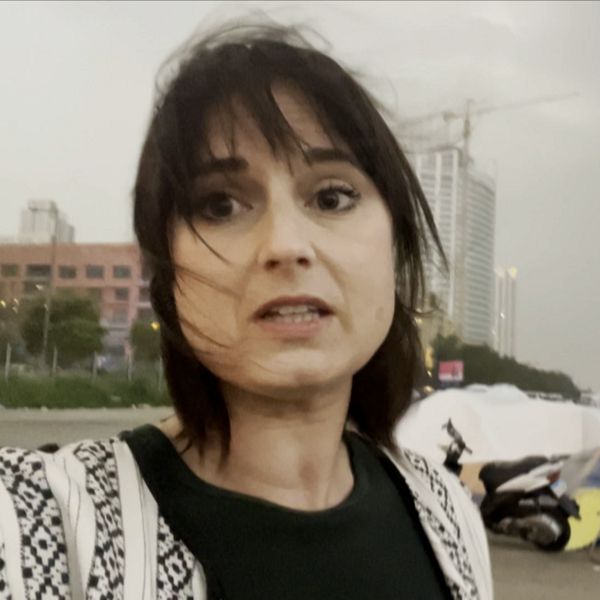 Frilansjournalisten Lina Malers i Beirut med tältläger i bakgrunden