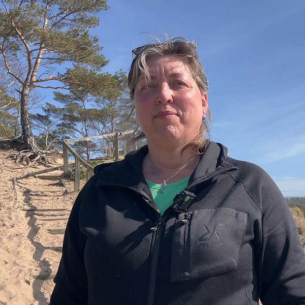 Annelie Ohlsson som är reservats- och fastighetsförvaltare står framför Lynga Sanddyna