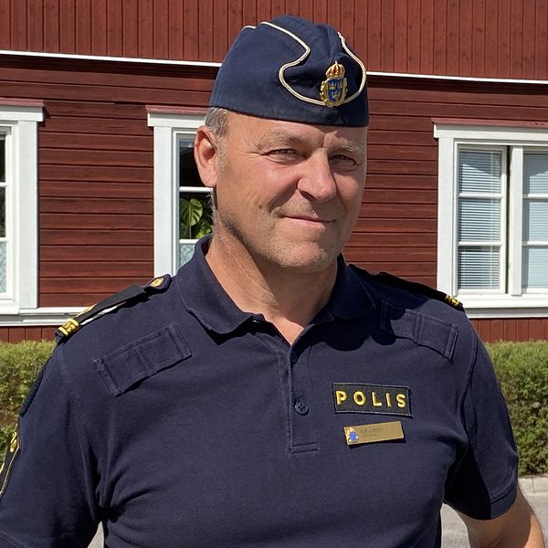 Kommunpolisen Kjell Bond under intervju i Rättvik om ordningsvaktssituationen under Classic Car Week