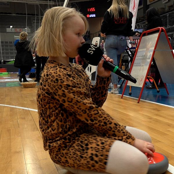 Stella Andersson visar hur man spelar curling