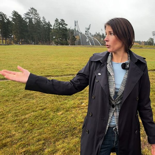 Person gestikulerar mot platsen för planerad skjutvall på Lugnet i Falun.