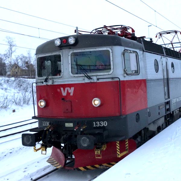 Tåg som står vid perrong, vinter och kallt, står vid stationen i Abisko.