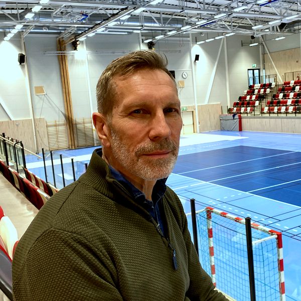 Svante Modén, teknisk chef på Habo kommun, en medelålderman med kort hår och grått skägg sitter på en stol i Habos nya sporthall