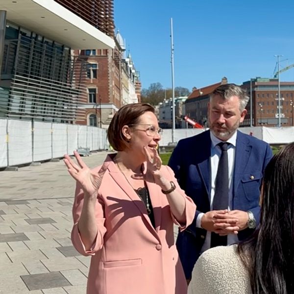 Maria Malmer Stenergard visar platsen för Natomötet i Helsingborg