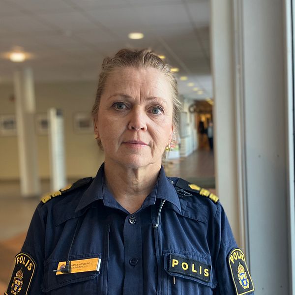 Maria Könberg, polis i Östersund står nära fönstret i en korridor.