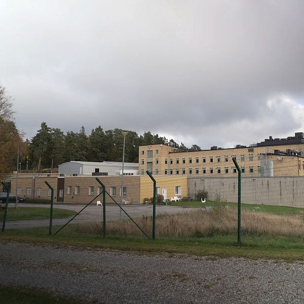 en sis-hem som ser lite ut som ett fängelse med staket med taggtråd runtomkring
