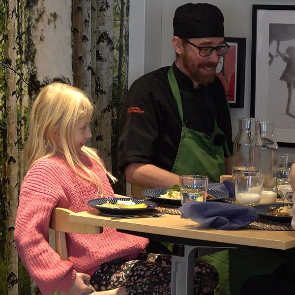 Två elever en kock och en lärare sitter med vid chef´s table för att diskutera skolmaten och annat på Skönsmons skola i Sundsvall