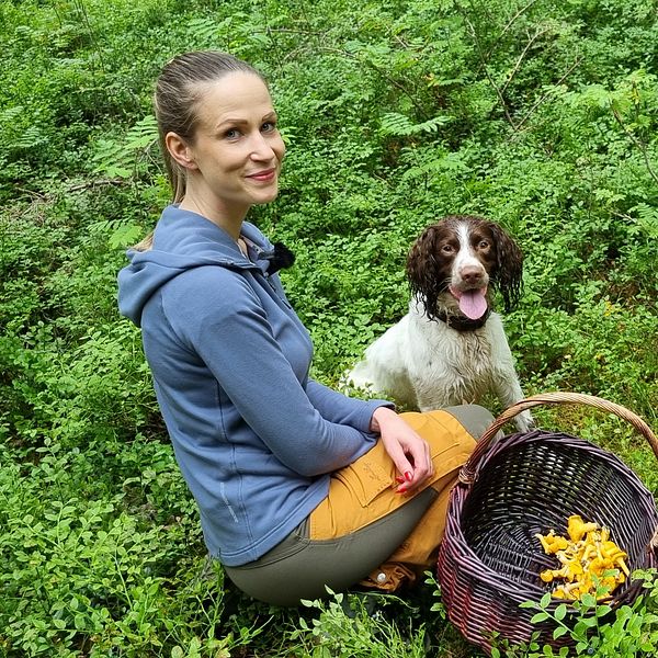 Emelie Holmström och honden Malte i svampskogen