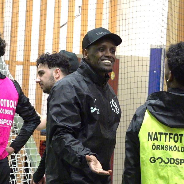 En grupp personer i träningsvästar deltar i nattfotboll inomhus i fotbollshallen i Örnsköldsvik.