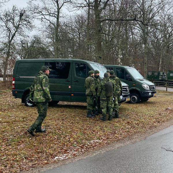 hemvärnssoldater som har samlats för en sökinsats