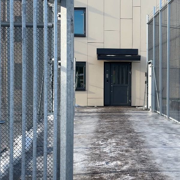 Bild inifrån nyöppnade anstalten i Viskan, och en dörr in till en av fängelsebyggnaderna