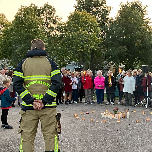 Ljusmanifestation i Storvreta och Fullerö för att hedra 24-åriga Soha Saad som dog i sprängdådet natten till torsdag.