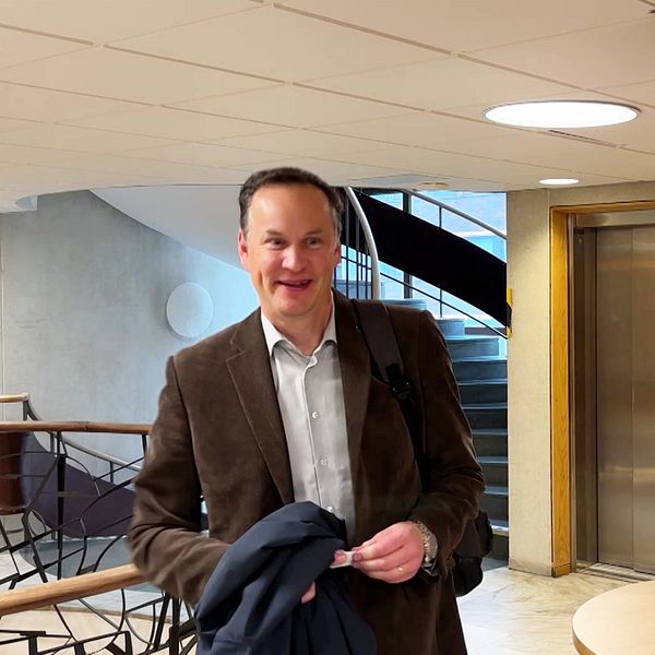 Arne Nykänen, Centerpartiet, i samtal utanför en byggnad