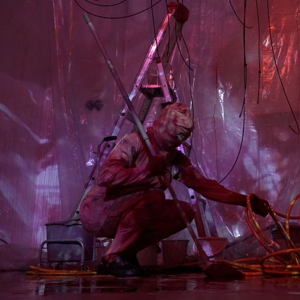 En stillbild ur performanceverket ”Iwillmedievalfutureyou2”