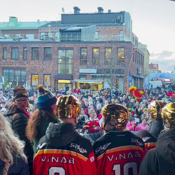 Luleå hockeys damlag firar guldet på scen framför hundratals åskådare.