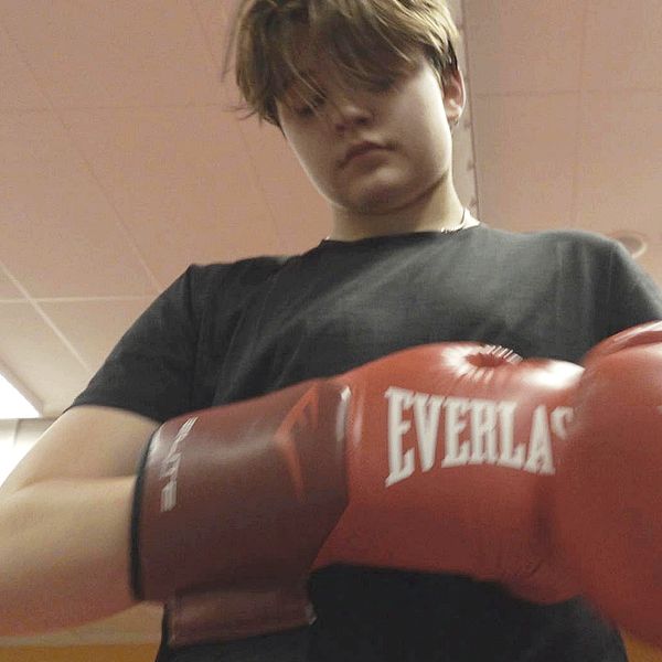 tonårskille med boxarhandskar