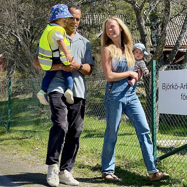 Föräldrarna Karl och Josefine Dyall är lättade över beskedet att förskolan på Björkö får vara kvar.