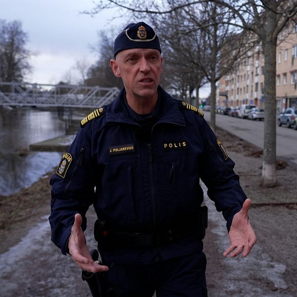 Polis går på gatan.