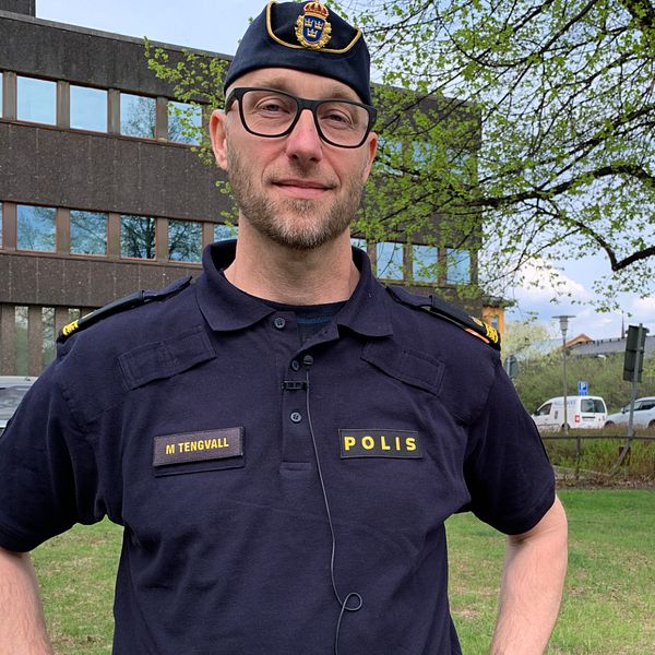 Kommunpolisen Marcus Tengvall står utanför polishuset i Falun