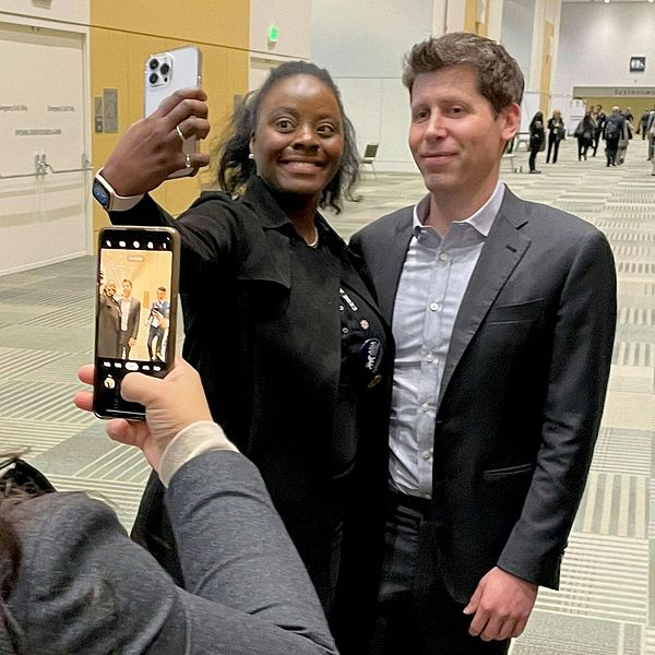 Två kvinnor tar en selfie med Sam Altman, SVT:s ekonomikommentator Alexander Norén.