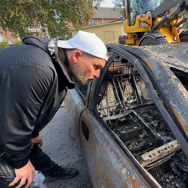 Bil totalförstörd efter brand