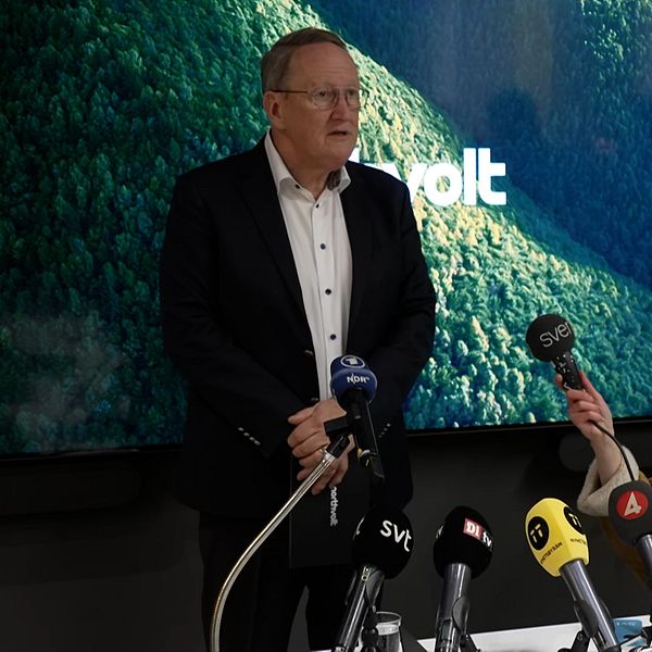 Northvolts interimsordförande Tom Johnstone under preskonferensen, framför honom är flera mikrofoner.