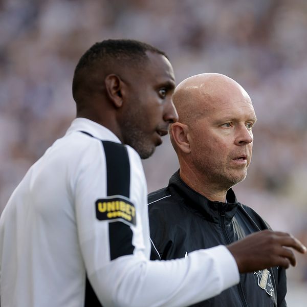 AIK:s assisterande tränare Henok Goitom och chefstränare Henning Berg tidigare under säsongen.
