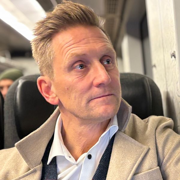 Pelle Pettersson sitter på ett tåg genom Hallandsåstunneln och pendlar mot Skåne.