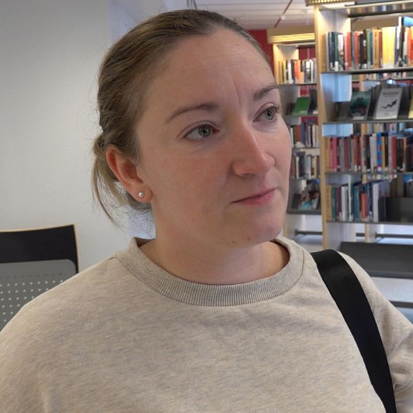 Bilden visar barnmorska Kristina Fagerkvist inne på Mälarsjukhusets bibliotek