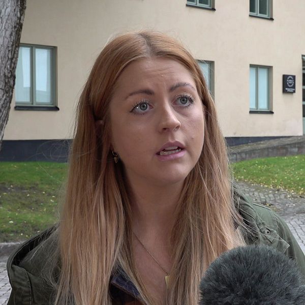 Kvinna Sofie Eriksson (S) framför kontorsbyggnad