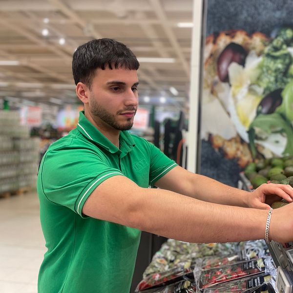 Taissir Al-Kassas, butiksbiträde, sträcker sig efter några avokados som han tänkt skanna i den nya maskinen.