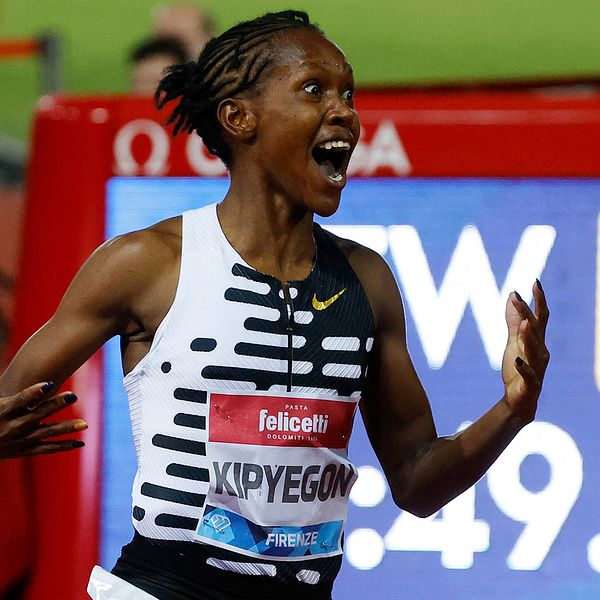 Se när Faith Kipyegon slår världsrekord på 1500 meter.