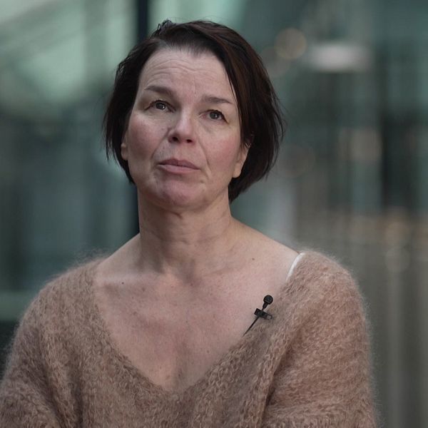 Musikern Anna Järvinen har precis släppt sin andra bok Otrygg. Det är en självbiografisk skildring som till stora delar handlar om hennes relation till sin mamma som drabbats av demens.