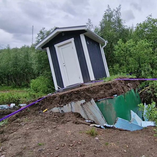 Kebnekaise fjällstations pumphus som flyttat på sig. Marken under har fläkt upp sig.